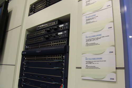 4號(hào)館中興展臺(tái)產(chǎn)品秀 2005年中國國際通信設(shè)備技術(shù)展中的科技浪潮