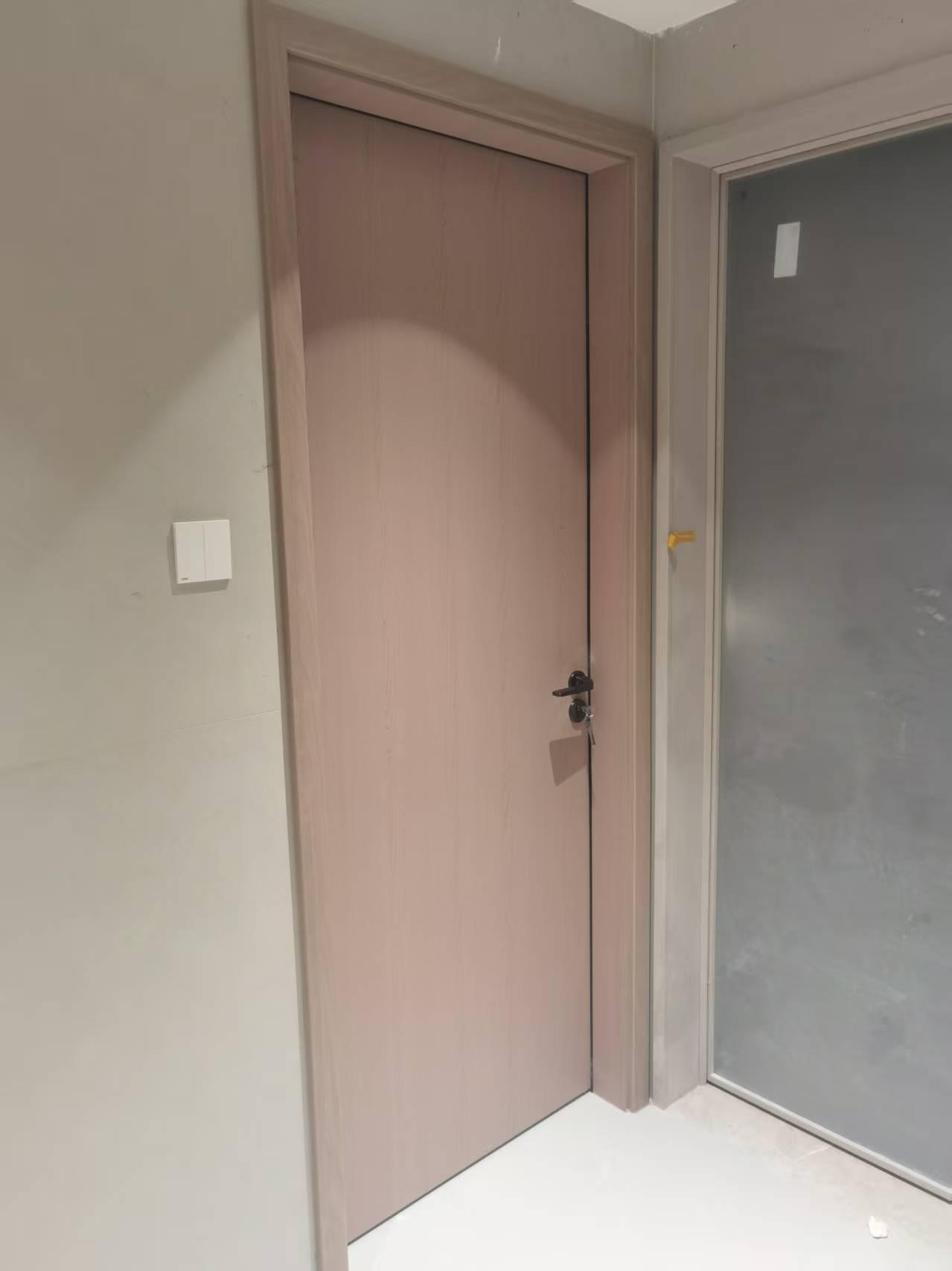 2026年實木門選購新風向 深度解析泉州尚鱘木業的專利技術、品質管控與標桿合作案例